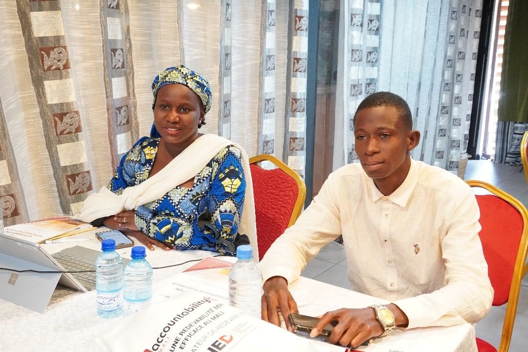 Binôme de participants échangeant lors d'un atelier de formation