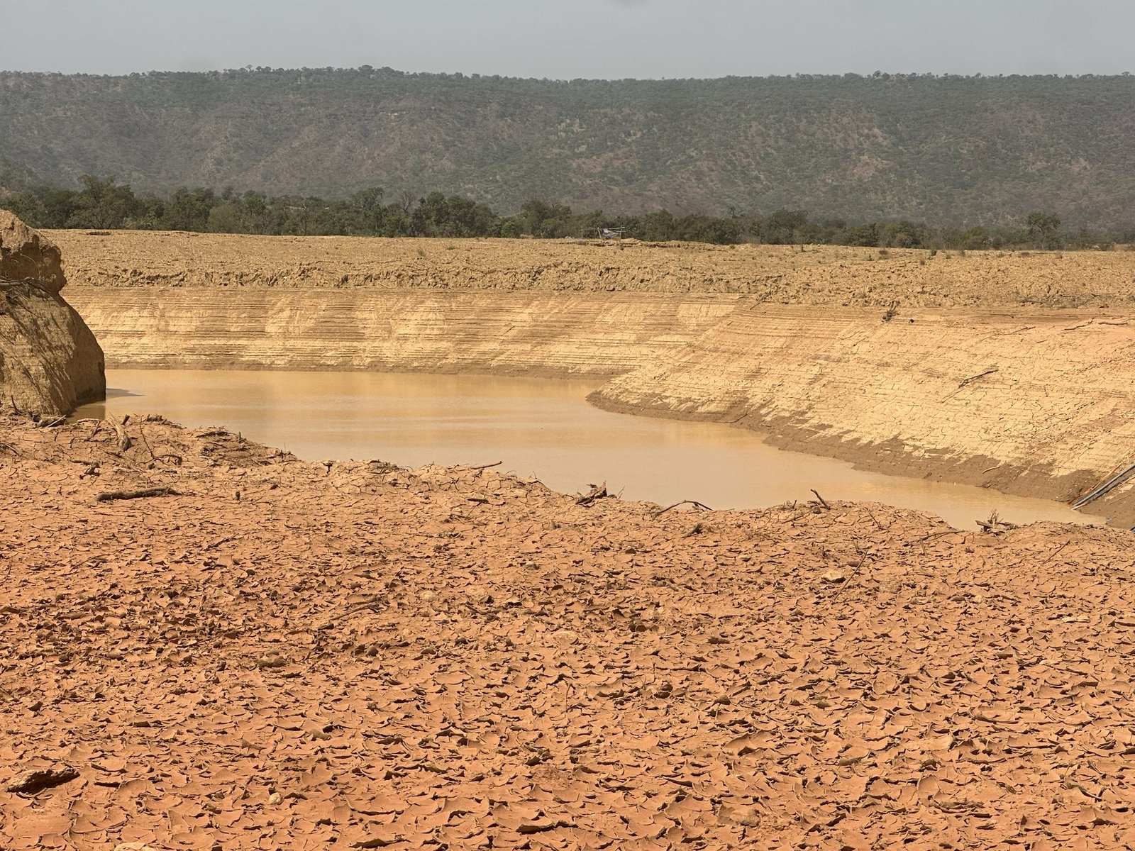 Fosse minière non réhabilitée abandonnée à Sébékourani contenant de l'eau stagnante