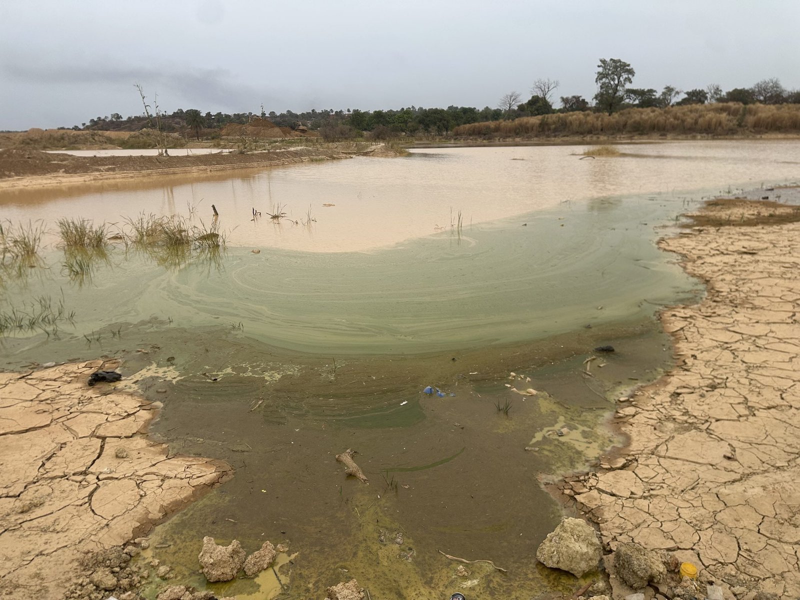 Mare polluée résultant d'une activité minière non réhabilitée