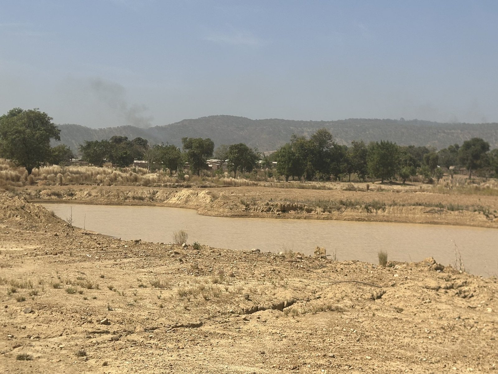 Fosse minière non réhabilitée à l'entrée du village de Sébékourani