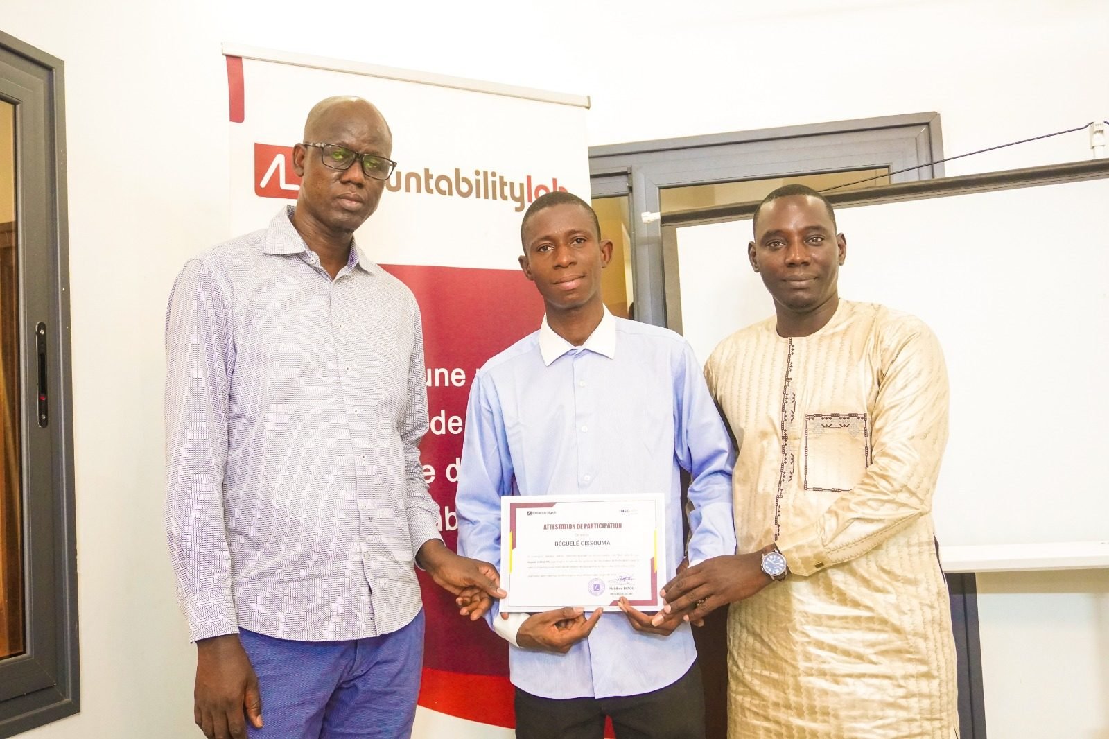 Remise d'attestation de participation au projet d'incubateur de redevabilité